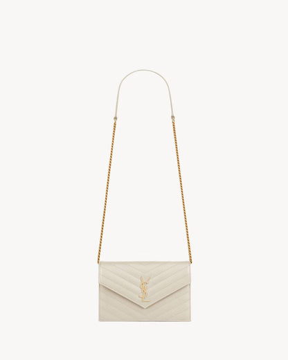 CASSANDRE ENVELOPE CHAIN WALLET EN CUIR GRAIN DE POUDRE Auralise
