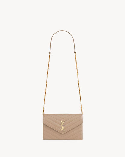 CASSANDRE ENVELOPE CHAIN WALLET EN CUIR GRAIN DE POUDRE Auralise