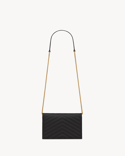 CASSANDRE ENVELOPE CHAIN WALLET EN CUIR GRAIN DE POUDRE Auralise